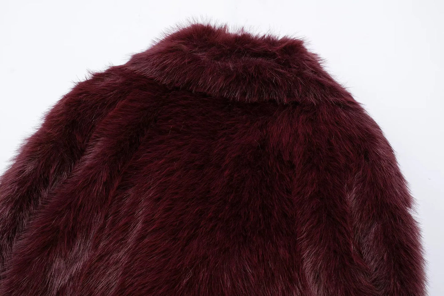 elegante abrigo de piel roja burdeos mujer