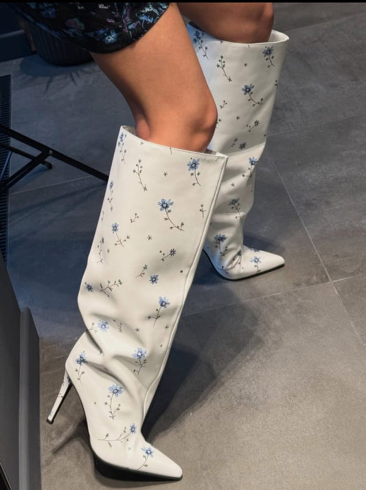 Botas hasta la rodilla de cuero con estampado de flores blancas y azules