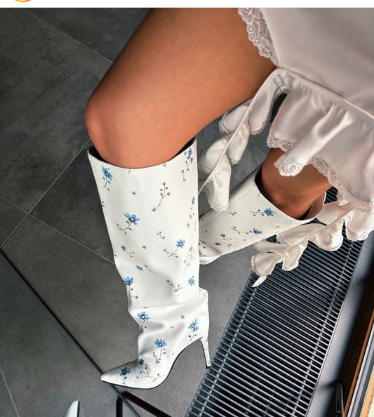 Botas hasta la rodilla de cuero con estampado de flores blancas y azules
