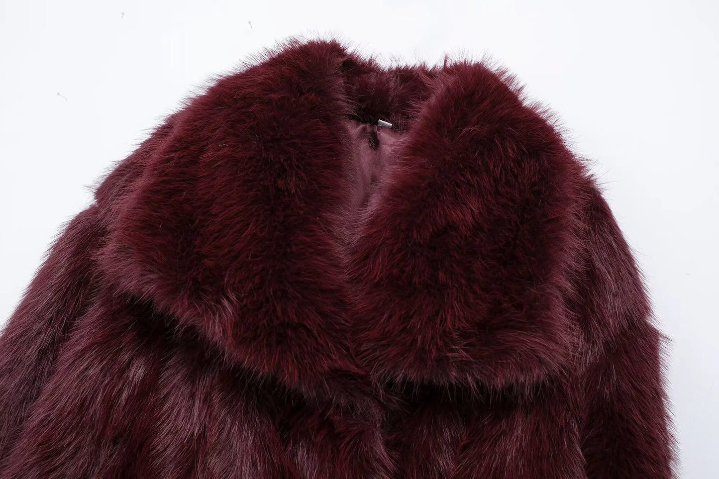 elegante abrigo de piel roja burdeos mujer