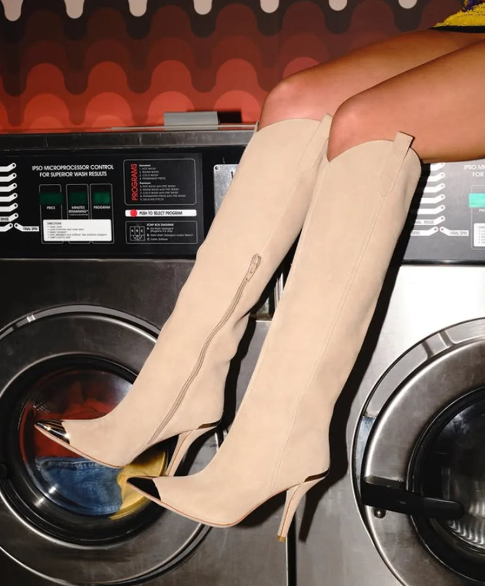 Botas Altas de Tacón de Aguja en Gamuza Beige, Punta Metálica en Pico, Cierre Lateral Simple, Diseño de Abertura en V, Botas Elegantes