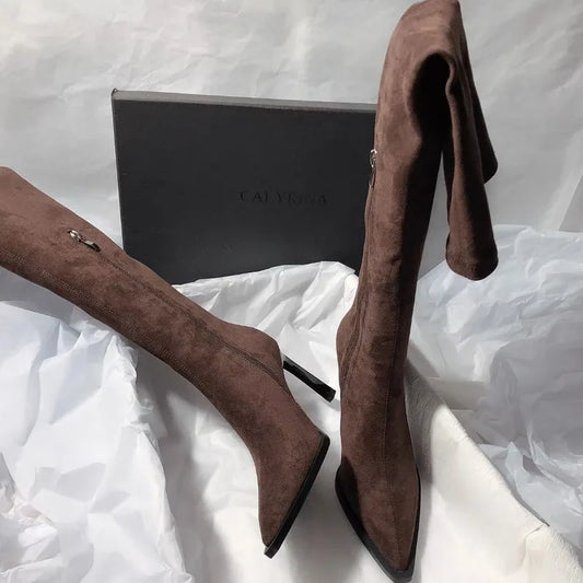 Botas altas ajustadas de ante con cremallera lateral