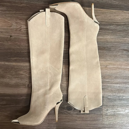 Botas Altas de Tacón de Aguja en Gamuza Beige, Punta Metálica en Pico, Cierre Lateral Simple, Diseño de Abertura en V, Botas Elegantes