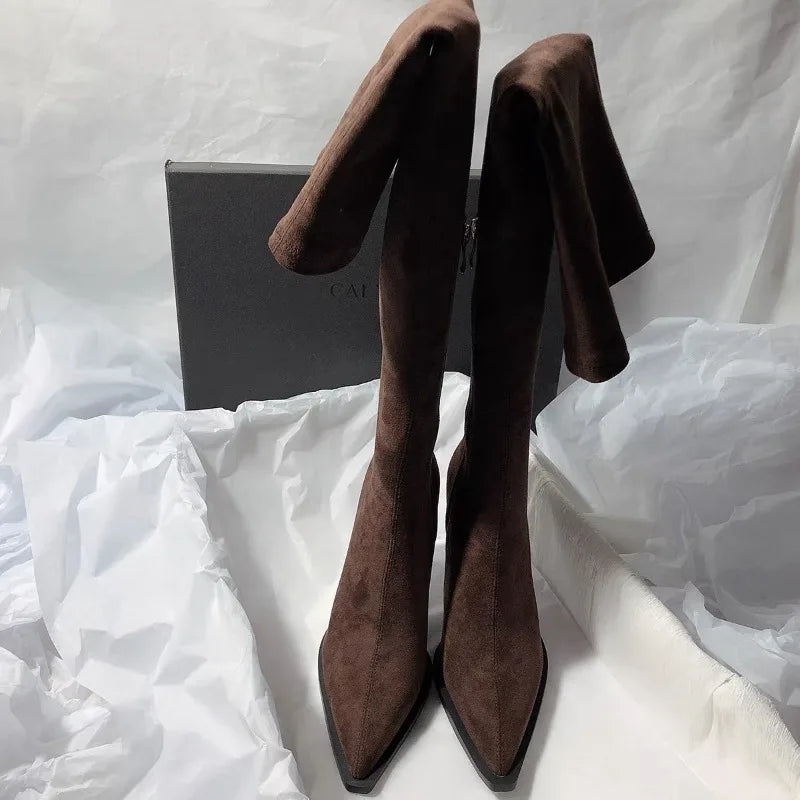 Botas altas ajustadas de ante con cremallera lateral