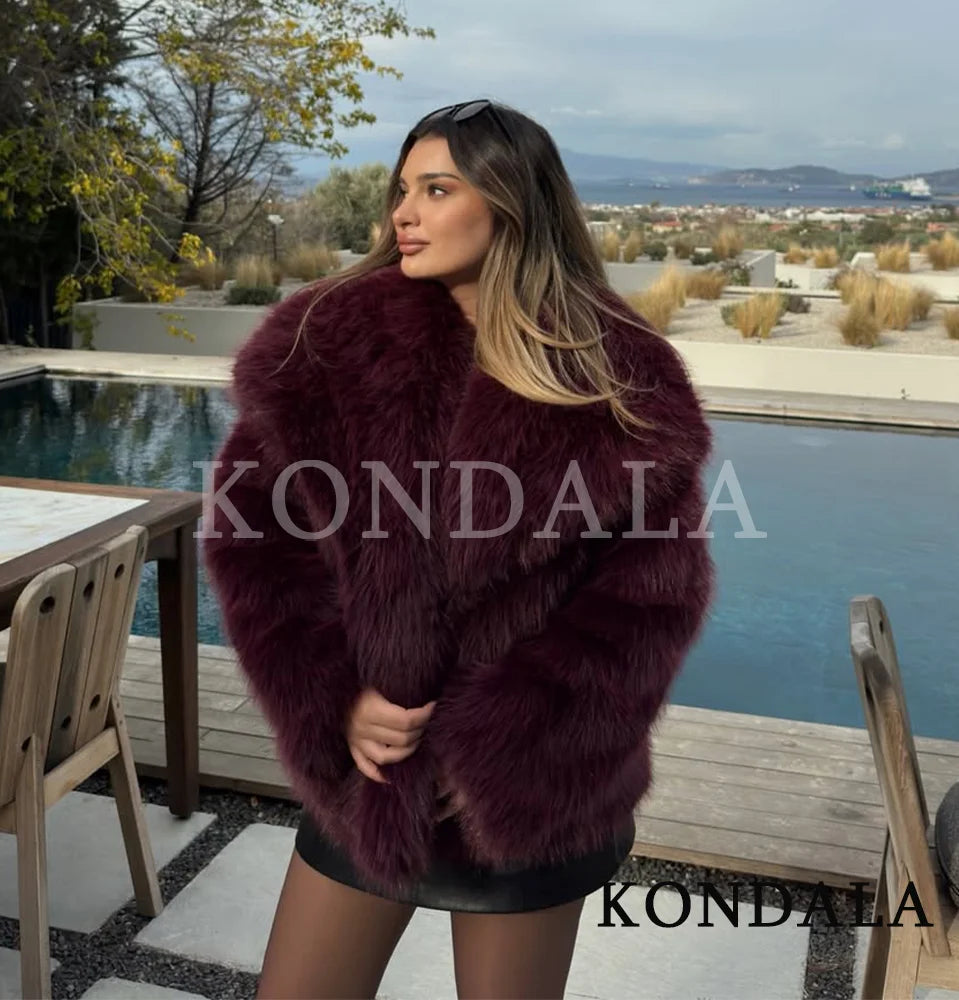 elegante abrigo de piel roja burdeos mujer