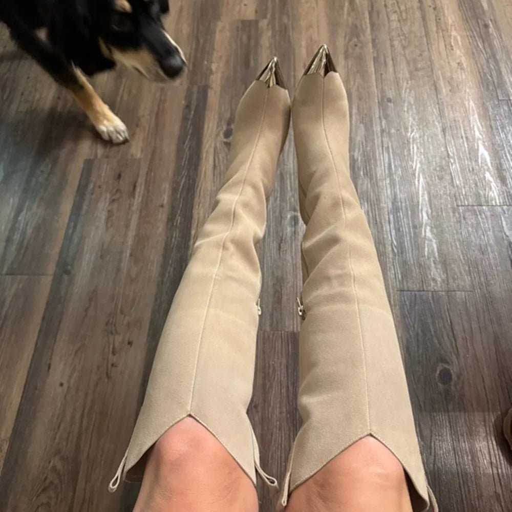Botas Altas de Tacón de Aguja en Gamuza Beige, Punta Metálica en Pico, Cierre Lateral Simple, Diseño de Abertura en V, Botas Elegantes