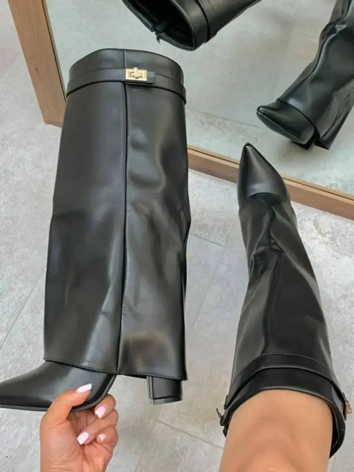 Nuevas botas de mujer hasta la rodilla con hebilla de Metal puntiaguda