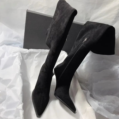Botas altas ajustadas de ante con cremallera lateral