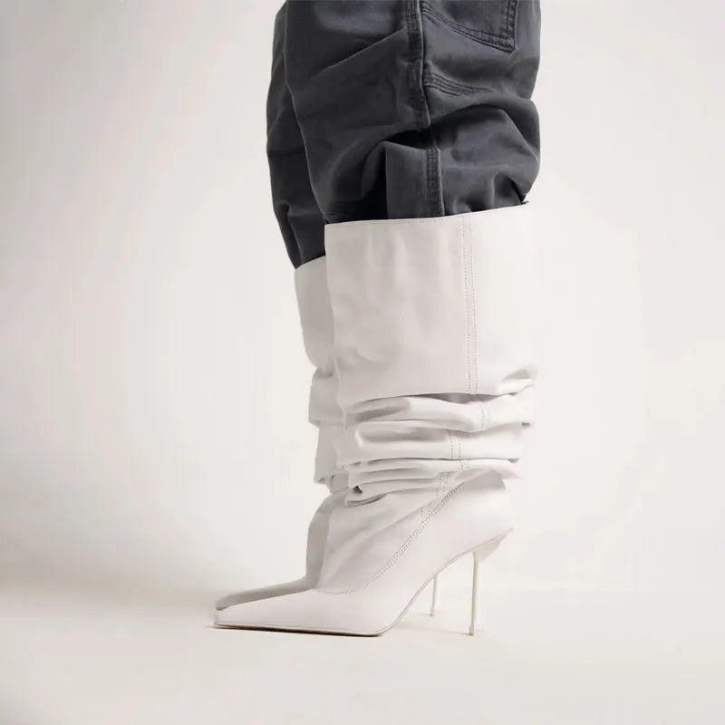 Arden Furtado 2025 Botas tubulares grandes plisadas Punta puntiaguda Tacones de aguja sexy Botas hasta la rodilla Botas modernas de gran tamaño