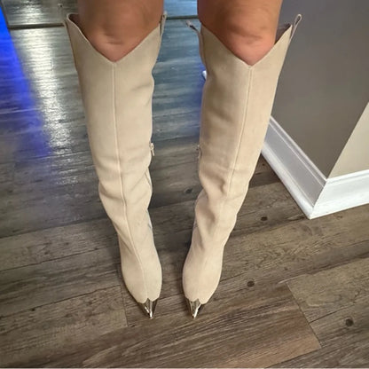 Botas Altas de Tacón de Aguja en Gamuza Beige, Punta Metálica en Pico, Cierre Lateral Simple, Diseño de Abertura en V, Botas Elegantes